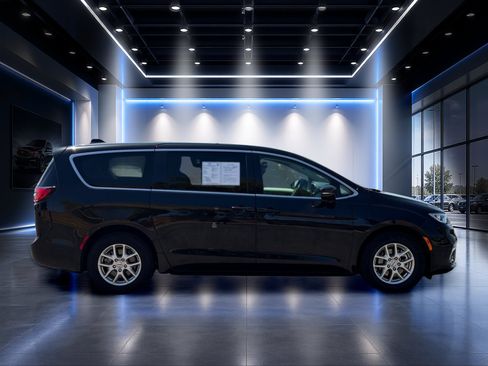 Used 2024 Chrysler Pacifica Touring-L FWD image 3