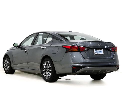 Used 2024 Nissan Altima 2.5 SV FWD image 8