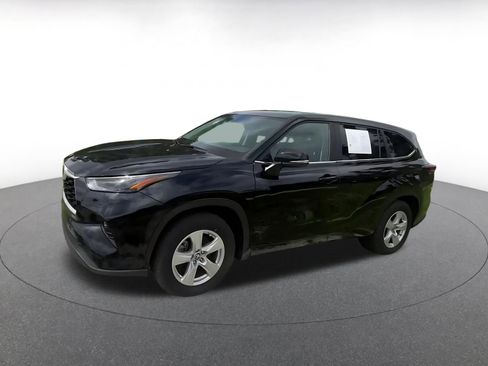 Used 2025 Toyota Highlander LE FWD image 8