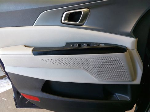 Used 2024 Kia Carnival LX image 32