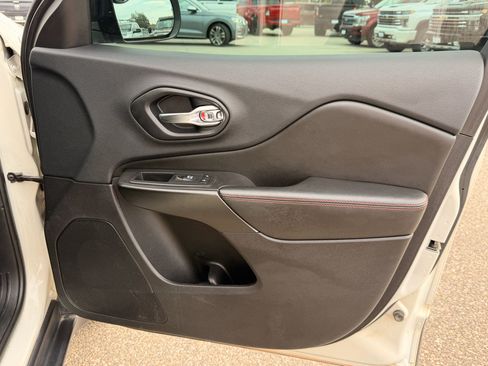 Used 2019 Jeep Cherokee Trailhawk AWD/4WD image 19