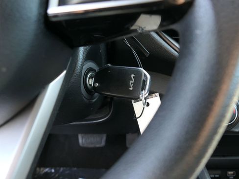 Used 2022 Kia Forte LXS image 17