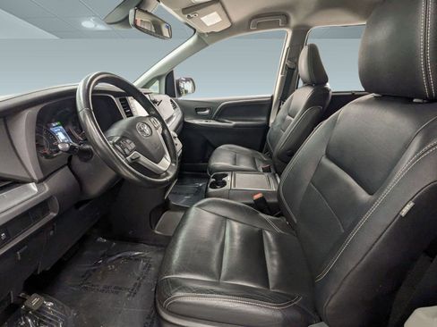 Used 2020 Toyota Sienna SE image 4