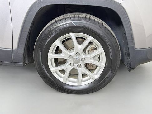 Used 2018 Jeep Cherokee Latitude w/ Cold Weather Group AWD/4WD image 27