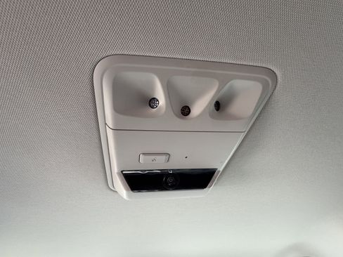 Used 2024 Kia Carnival EX image 23