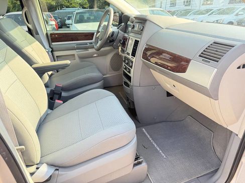 Used 2010 Chrysler Town & Country Touring image 22
