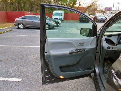 Used 2015 Toyota Sienna XLE Premium image 13