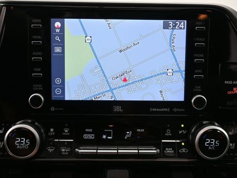 Used 2021 Toyota Highlander Limited AWD/4WD image 16