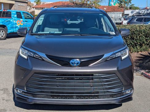 Used 2024 Toyota Sienna Limited image 2