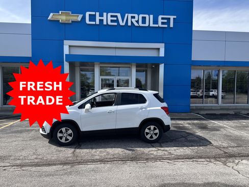 Used 2017 Chevrolet Trax LT w/ LT Convenience Package FWD image 2