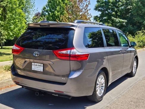 Used 2016 Toyota Sienna XLE FWD image 6