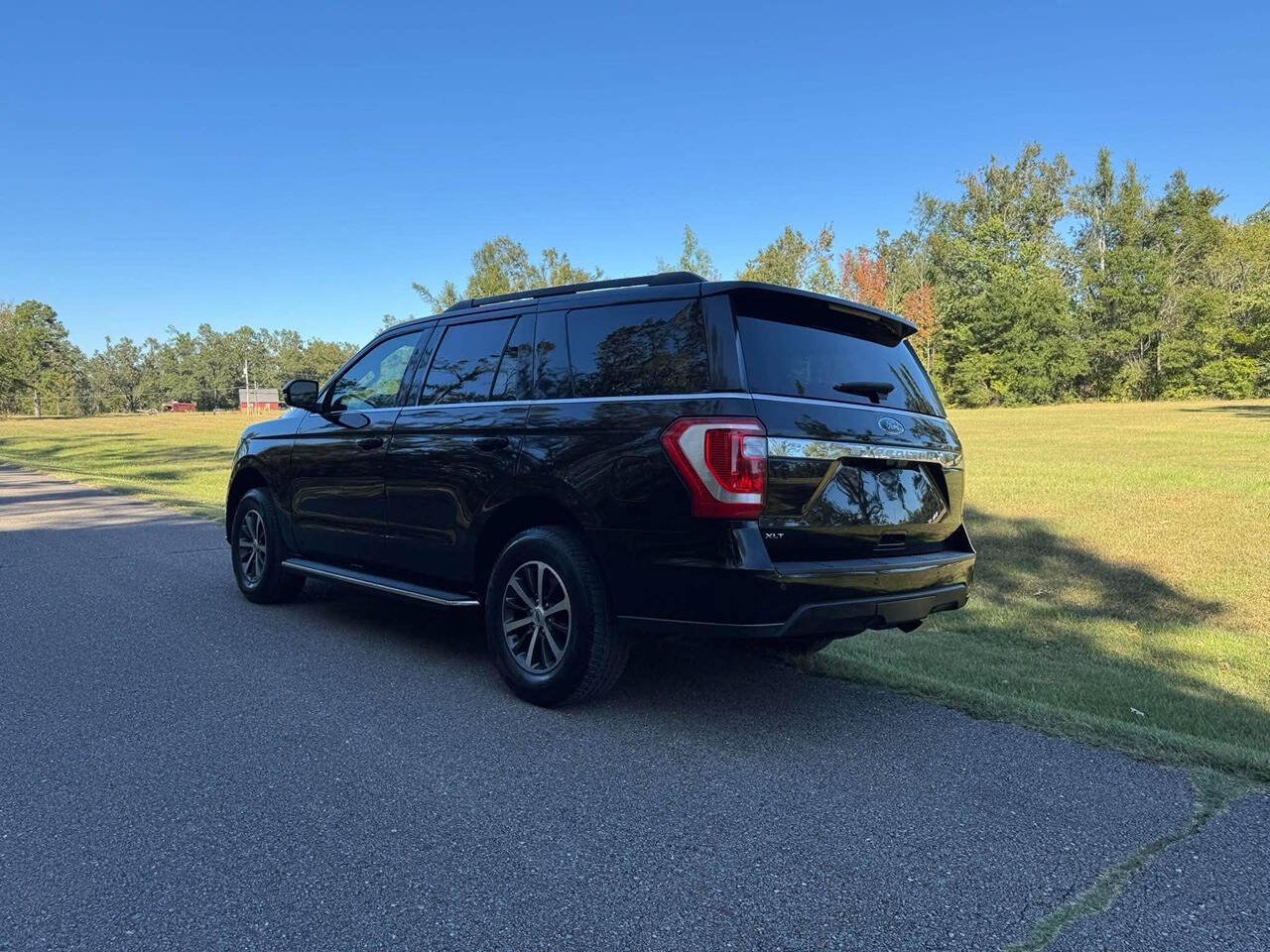 Used 2018 Ford Expedition XLT w/ Equipment Group 202A AWD/4WD image 6