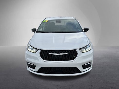 Used 2024 Chrysler Pacifica Touring-L image 9