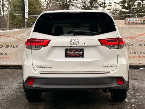 Used 2018 Toyota Highlander XLE image 10