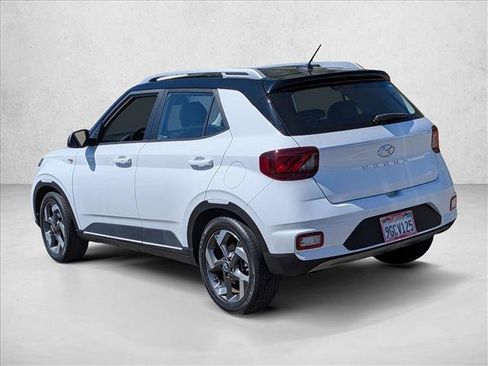 Used 2023 Hyundai Venue Limited FWD image 8