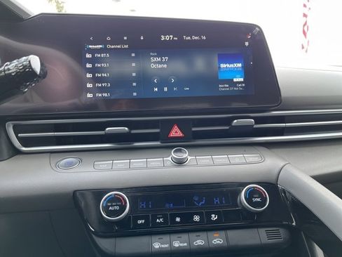 Certified 2024 Hyundai Elantra Blue image 11