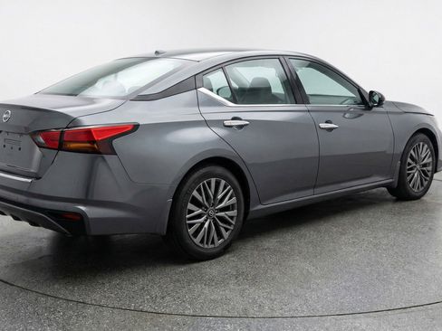 Used 2025 Nissan Altima 2.5 SV FWD image 9