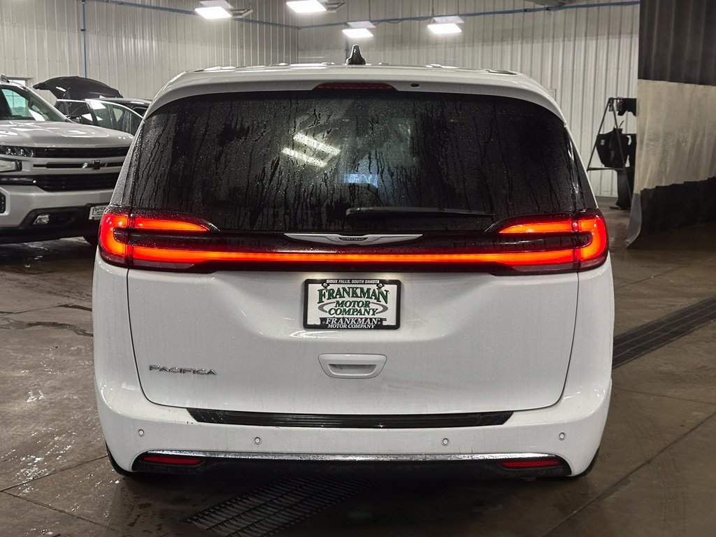 Used 2025 Chrysler Pacifica Select FWD image 36