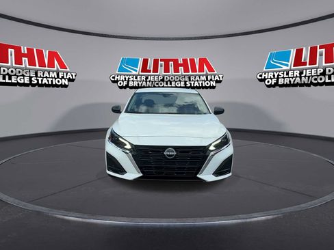 Used 2025 Nissan Altima 2.5 SV FWD image 3