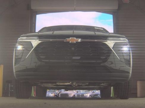 Used 2025 Chevrolet Trax LS FWD image 3