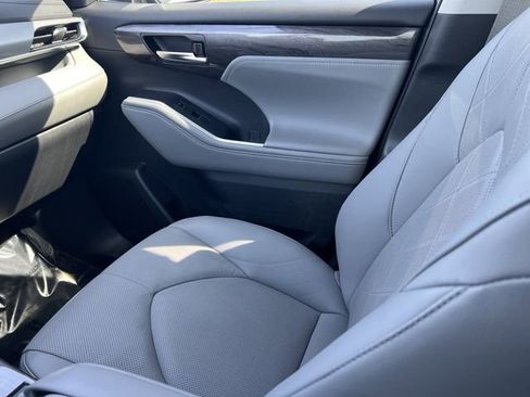 Used 2022 Toyota Highlander Platinum image 14