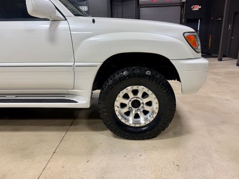 Used 2006 Lexus LX 470 4WD w/ Preferred Accessory Pkg image 12