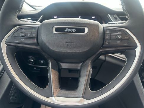 Used 2023 Jeep Grand Cherokee Limited w/ Black Appearance Package image 23