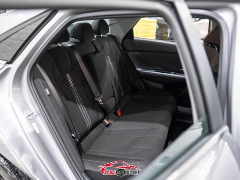 Used 2025 Hyundai Elantra SEL image 16