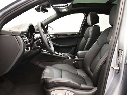 Certified 2026 Porsche Macan image 39