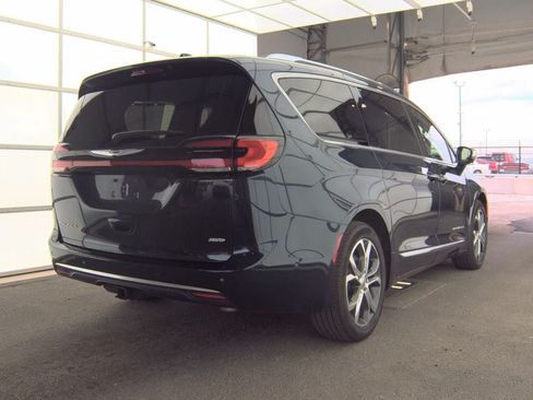 Used 2024 Chrysler Pacifica Pinnacle w/ Trailer Tow Group AWD/4WD image 3