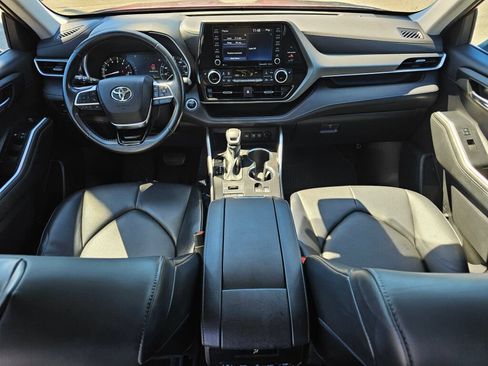 Used 2021 Toyota Highlander XLE AWD/4WD image 13