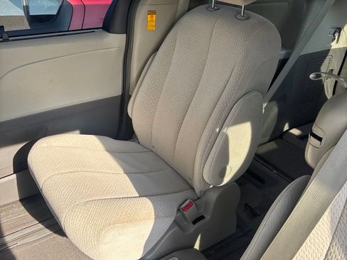 Used 2014 Toyota Sienna LE FWD image 22