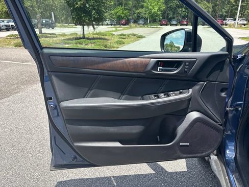 Used 2019 Subaru Outback 2.5i Limited AWD/4WD image 3