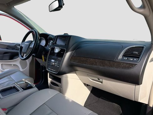 Used 2013 Chrysler Town & Country Touring FWD image 5