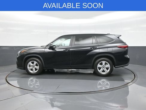 Used 2023 Toyota Highlander LE FWD image 4