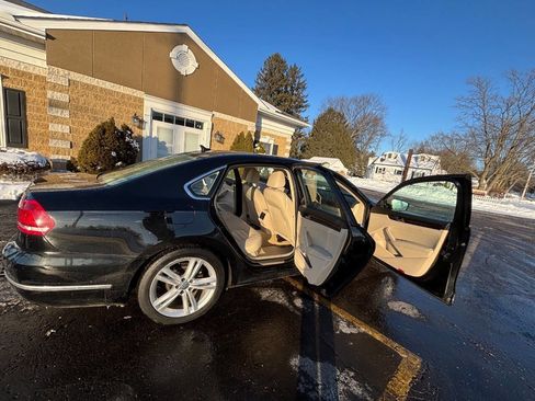 Used 2014 Volkswagen Passat 3.6 SEL Premium image 11