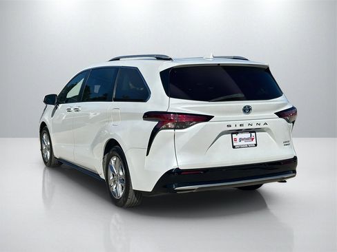 Used 2022 Toyota Sienna Limited image 7