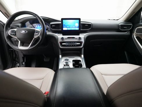 Used 2023 Ford Explorer XLT w/ Equipment Group 202A image 5