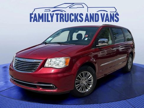 Used 2015 Chrysler Town & Country Touring-L w/ Driver Convenience Group FWD image 1