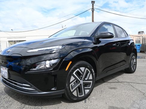 Used 2023 Hyundai Kona SE w/ Cargo Package FWD image 4