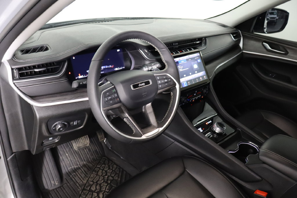 Used 2024 Jeep Grand Cherokee Limited AWD/4WD image 25