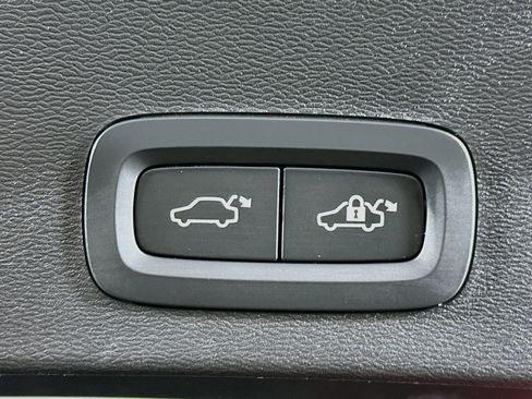 Used 2025 Volvo XC40 B5 Plus AWD/4WD image 31