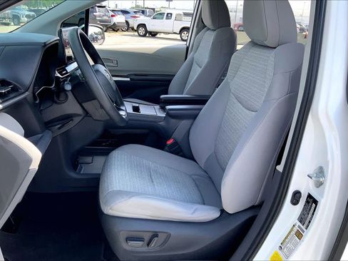 Used 2022 Toyota Sienna LE image 8
