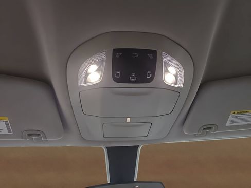 Used 2022 Chrysler Voyager LX FWD image 36