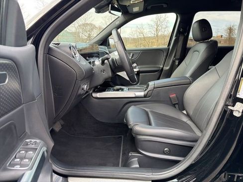 Used 2025 Mercedes-Benz GLB 250 4MATIC image 13