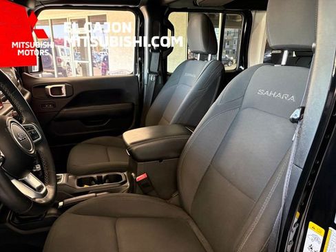 Used 2018 Jeep Wrangler Unlimited Sahara w/ Uconnect 4C Nav & Sound Group AWD/4WD image 11