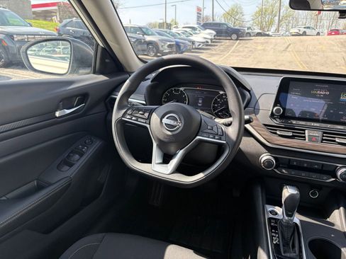 Used 2025 Nissan Altima 2.5 SV image 34