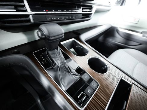 Used 2023 Toyota Sienna LE AWD/4WD image 29