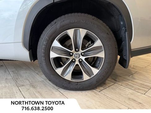 Used 2023 Toyota Highlander XLE AWD/4WD image 8