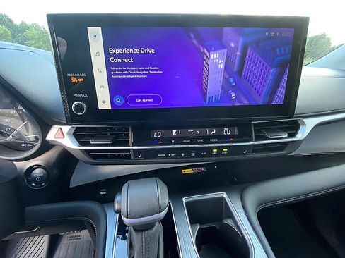 Used 2025 Toyota Sienna XLE FWD image 14